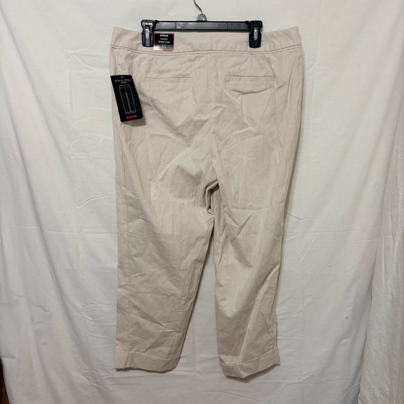 Avenue NWT striped capri pants with a cotton/spandex stretch blend. - Picture 4 of 9